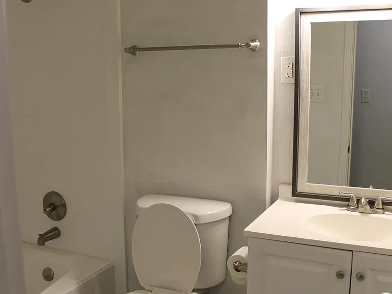 218 Alverado Dr — Photo 8