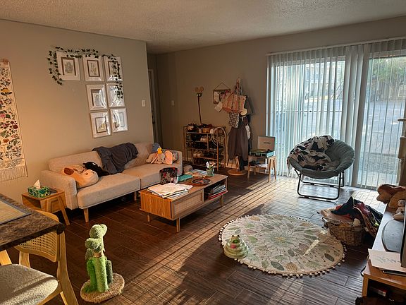 2nd image of 1108 Autumn Cir APT B
