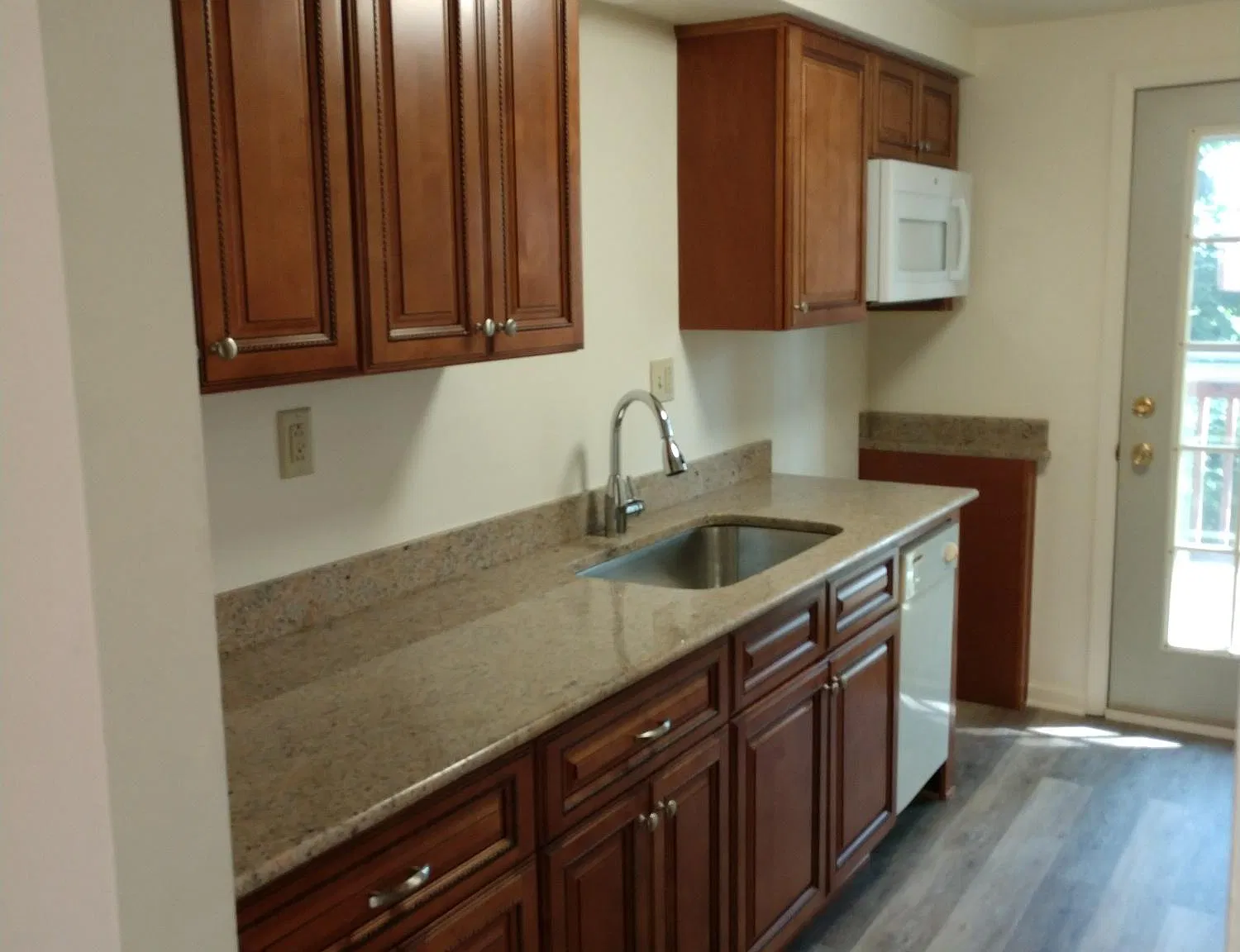 3 bed, 956 sqft, $950 — Photo 2