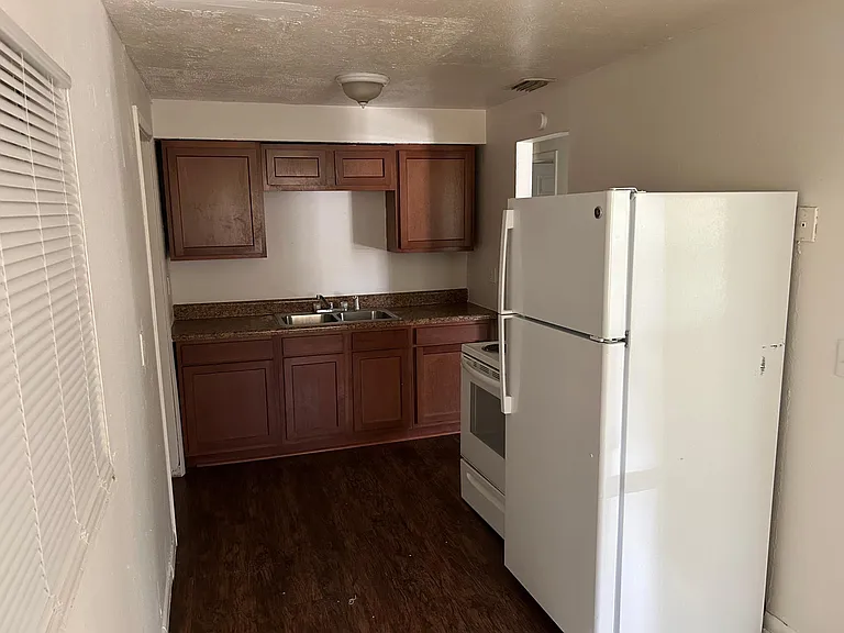 3525 Henrietta St — Photo 2