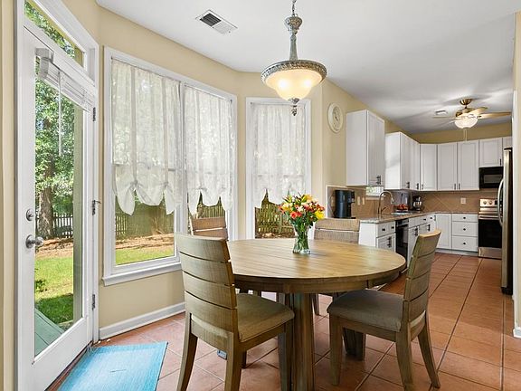 4th image of 406 Middle Valley Ln