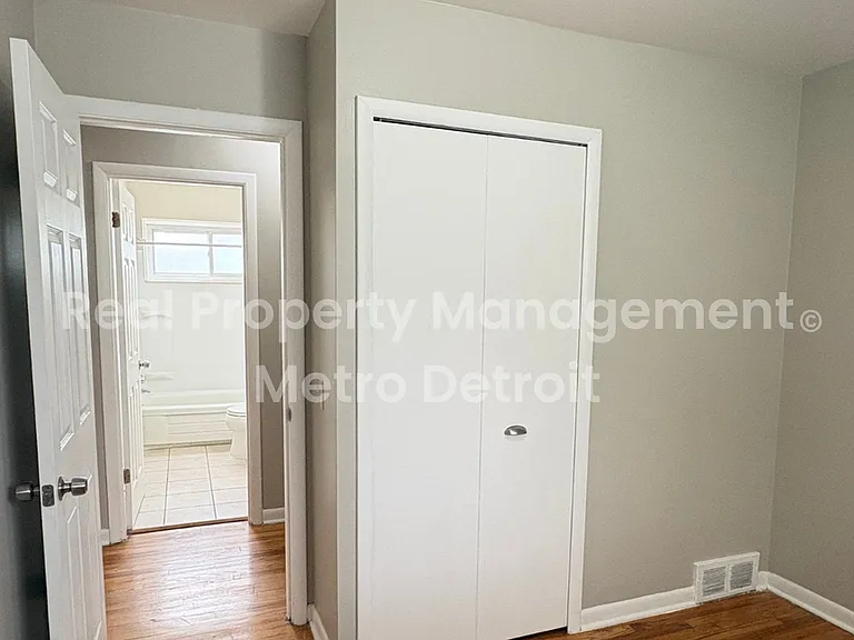 22706 Hillock Ave — Photo 11
