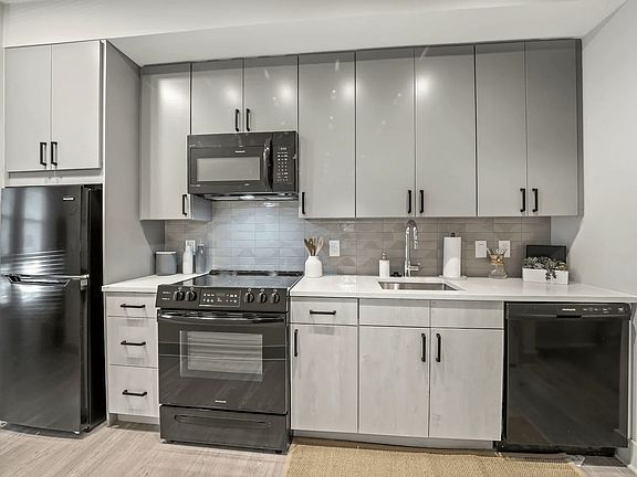 3rd image of 1400 Montana Ave NE #114