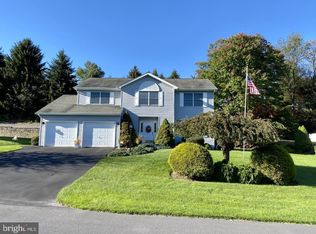 515 Parkmeadow Dr, Pottsville, PA 17901