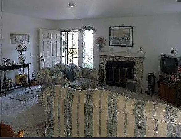 Compton Cir — Photo 4