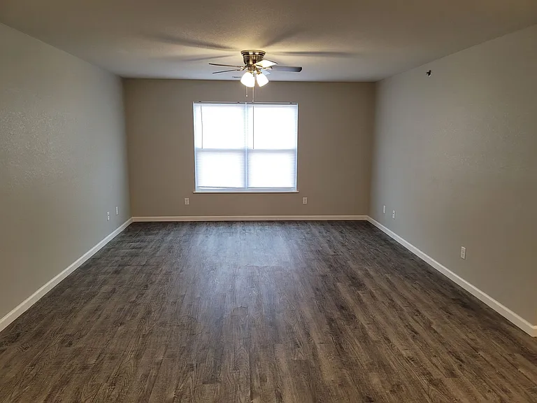 Creekside Apartments — Photo 47