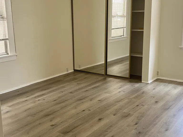 1116 Irving Ave — Photo 3
