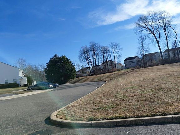 4th image of 703 Hawthorne Ln