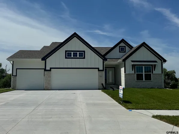 12667 Cooper St, Omaha, NE 68138