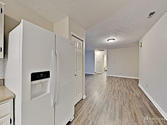4th image of 6033 Lakeside Manor Ave