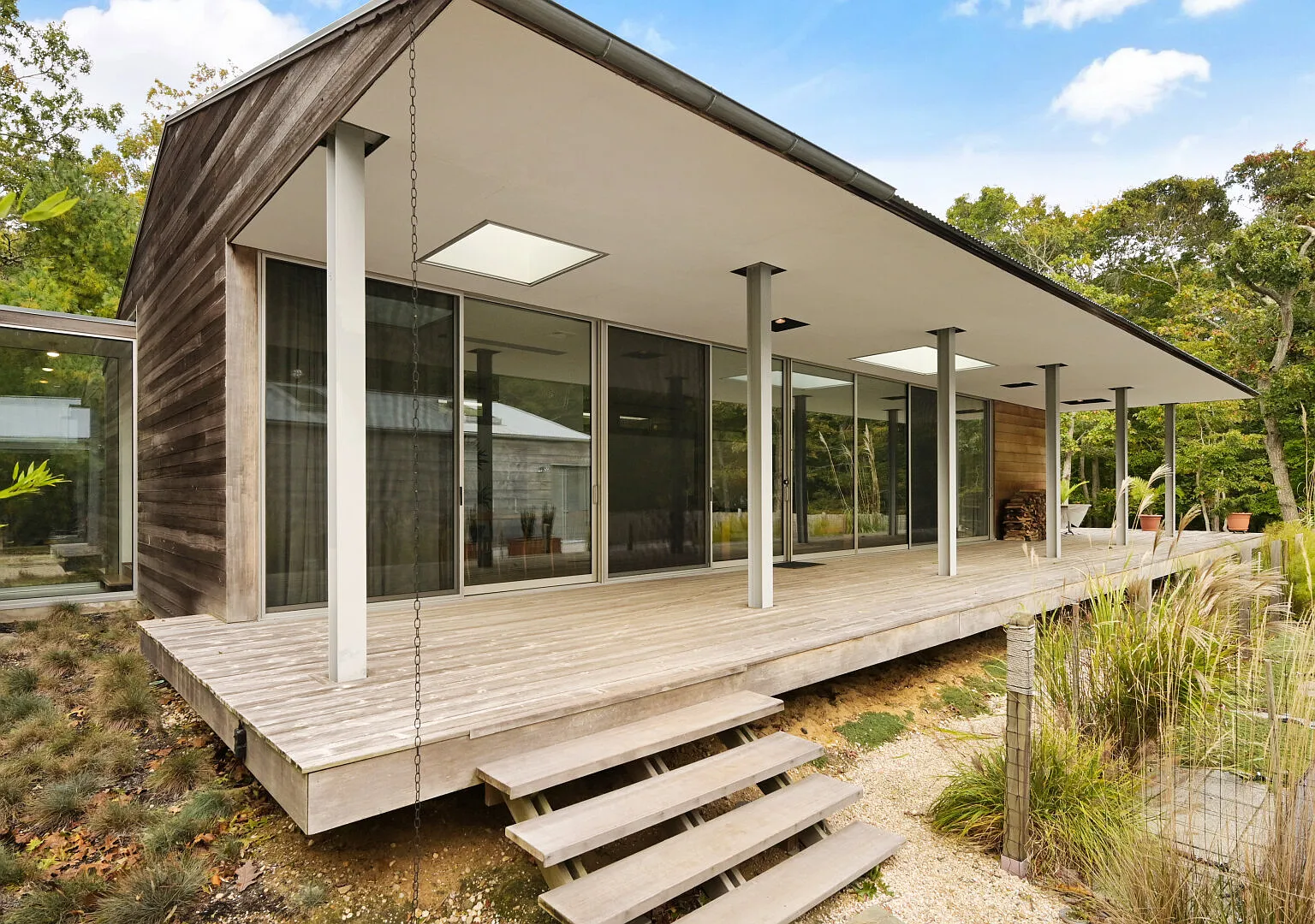 Modern home, stunning pool, covered deck, outdoor shower — Photo 3