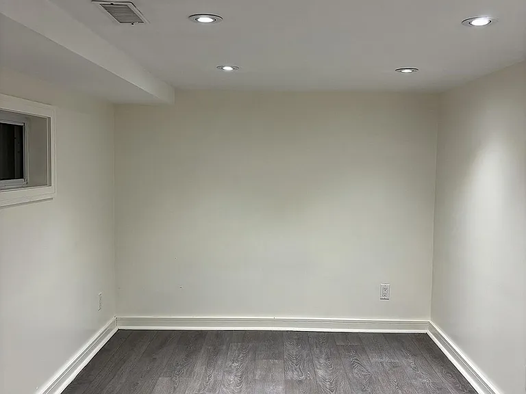 16 Montrose Ave #BASEMENT — Photo 2