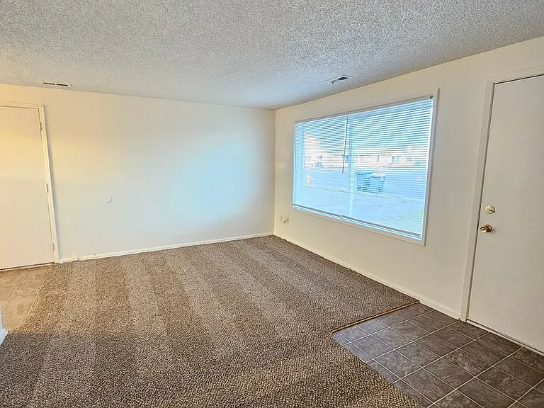 1104-1106 S Grand Dr — Photo 2