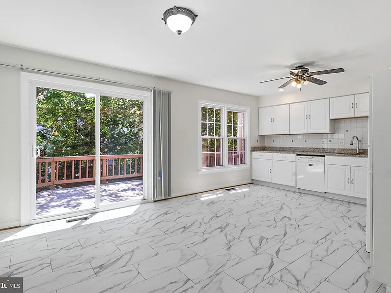 12214 Grassy Hill Ct — Photo 8