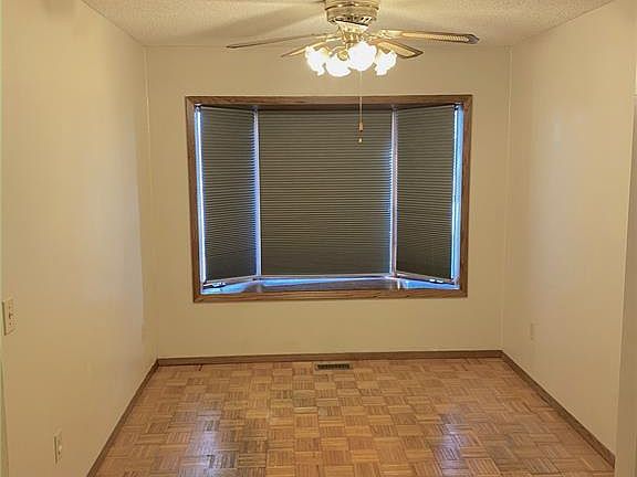 3rd image of 10 Old Orchard Ln