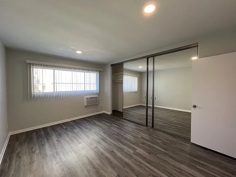 1635 North Martel Avenue — Photo 16