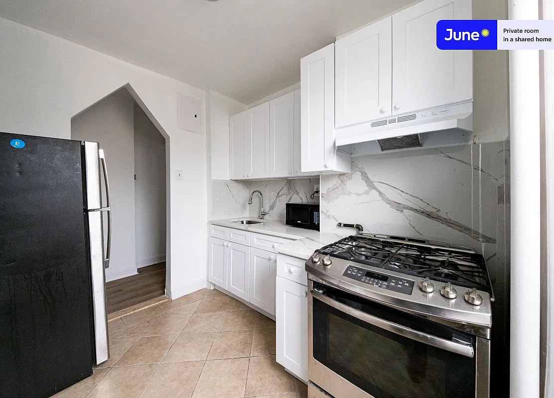 Queen bedroom in 4 bed/1 bath home in Sunset Park #1876 A — Photo 4