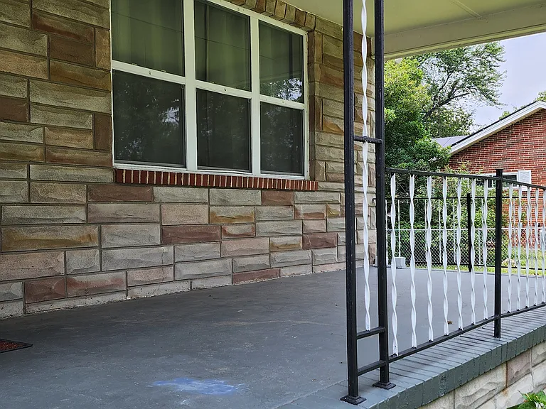 1207 Meadow View Rd — Photo 3