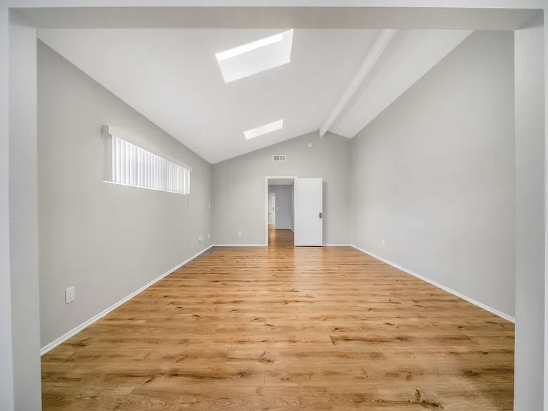 367 N Waverly St — Photo 14