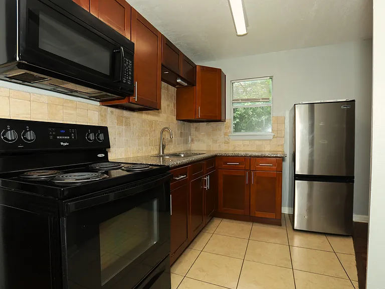 713 S Valderas St — Photo 4