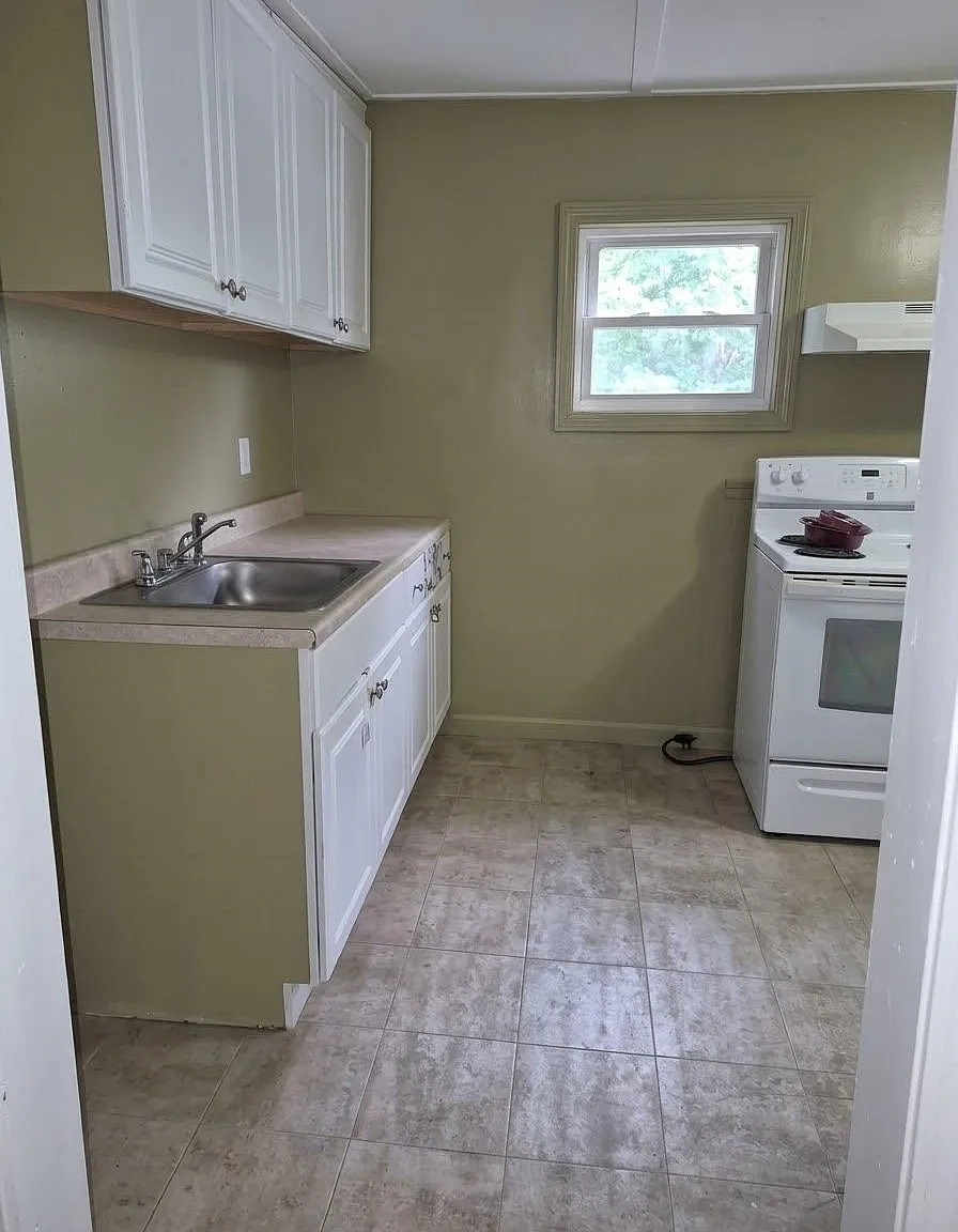 4 bed, 1.0 bath, 2135 sqft, $1,900 — Photo 3