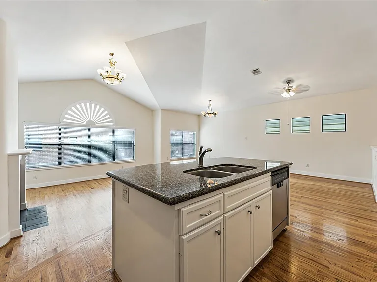 9829 Riddlelink Ln — Photo 7