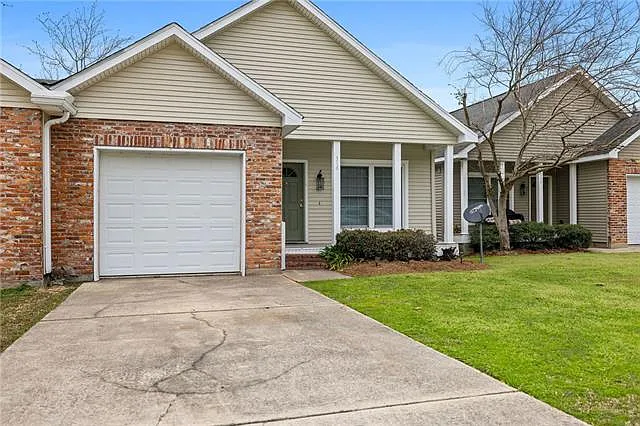 324 Fountains Park Blvd — Photo 1