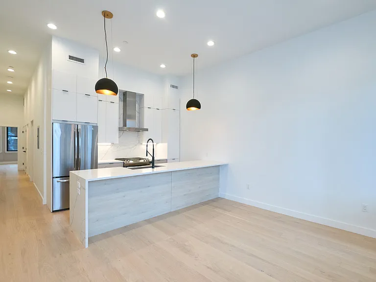 360 Meridian St #5 — Photo 2