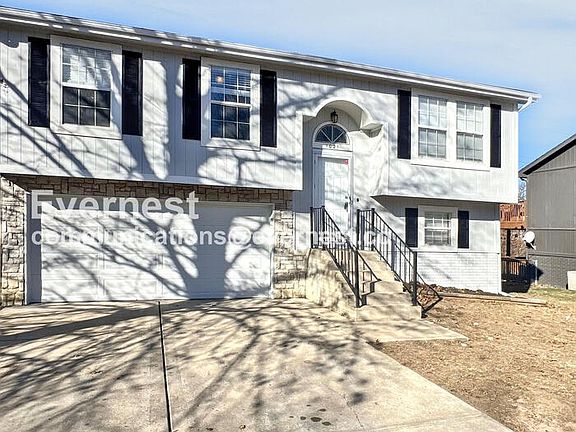 2nd image of 1021 SE Steeple Dr
