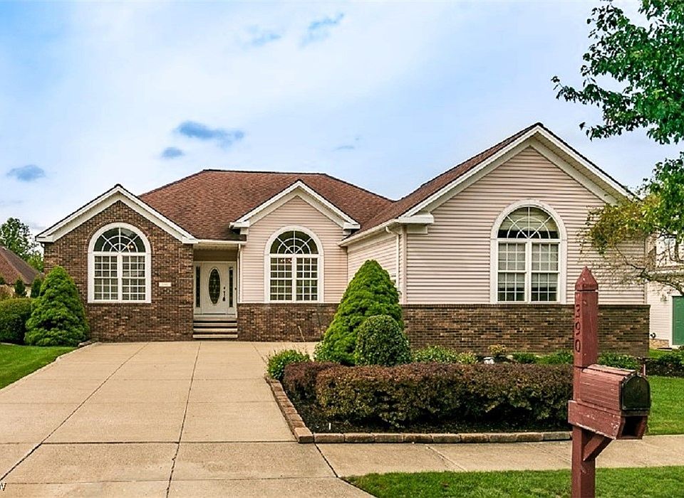 1st image of 390 N Stonehaven Dr