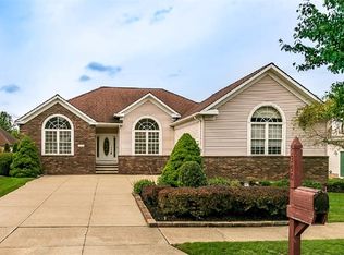 390 N Stonehaven Dr, Highland Heights, OH 44143