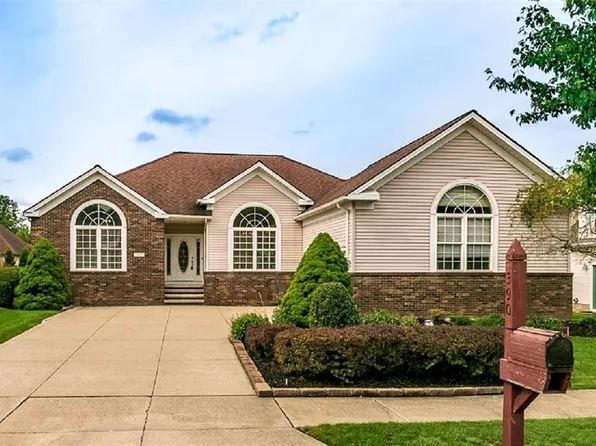 390 S Stonehaven Dr, Highland Heights, OH 44143