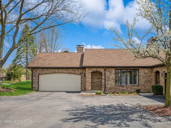 1827 Golf View Dr, Bartlett, IL 60103