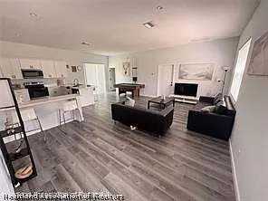 3 bed, 2.0 bath, 1642 sqft, $2,000 — Photo 2