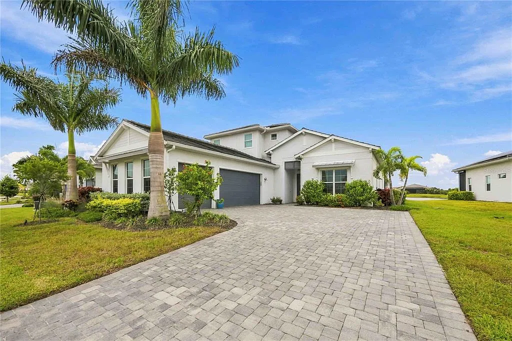 3 bed, 4.5 bath, 3167 sqft, $8,000 — Photo 1