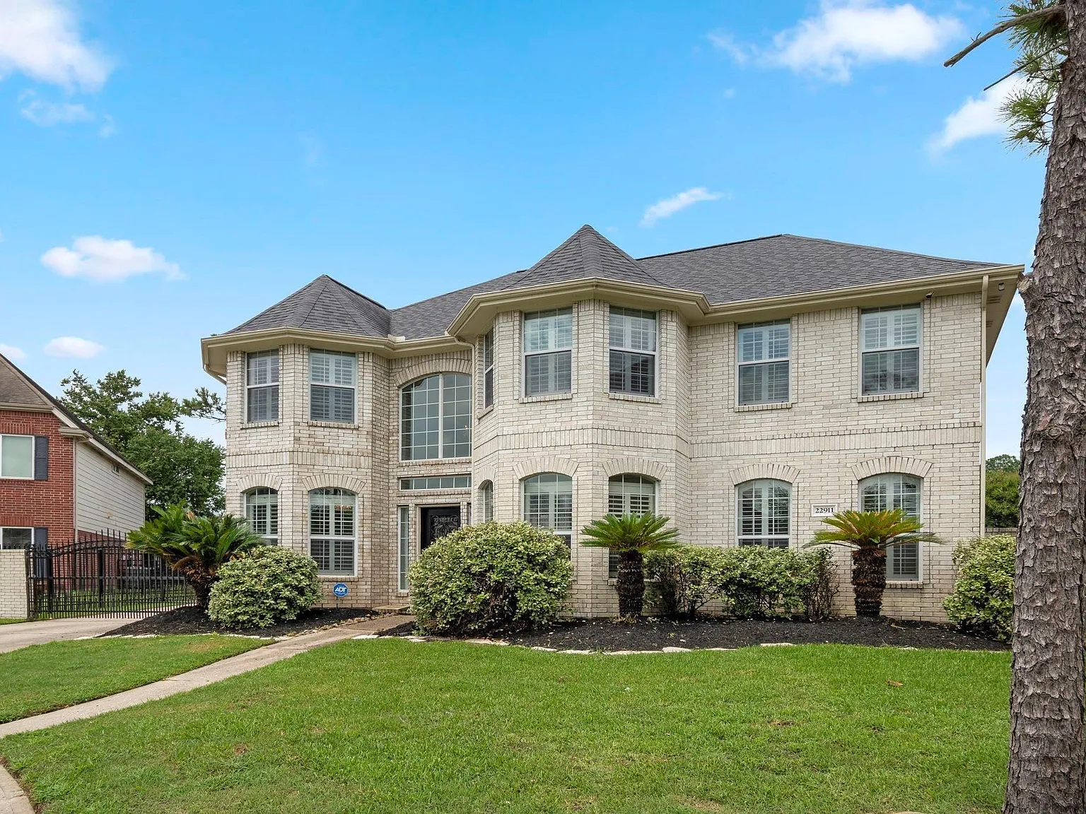 5 bed, 3.5 bath, 3281 sqft, $3,400 — Photo 3