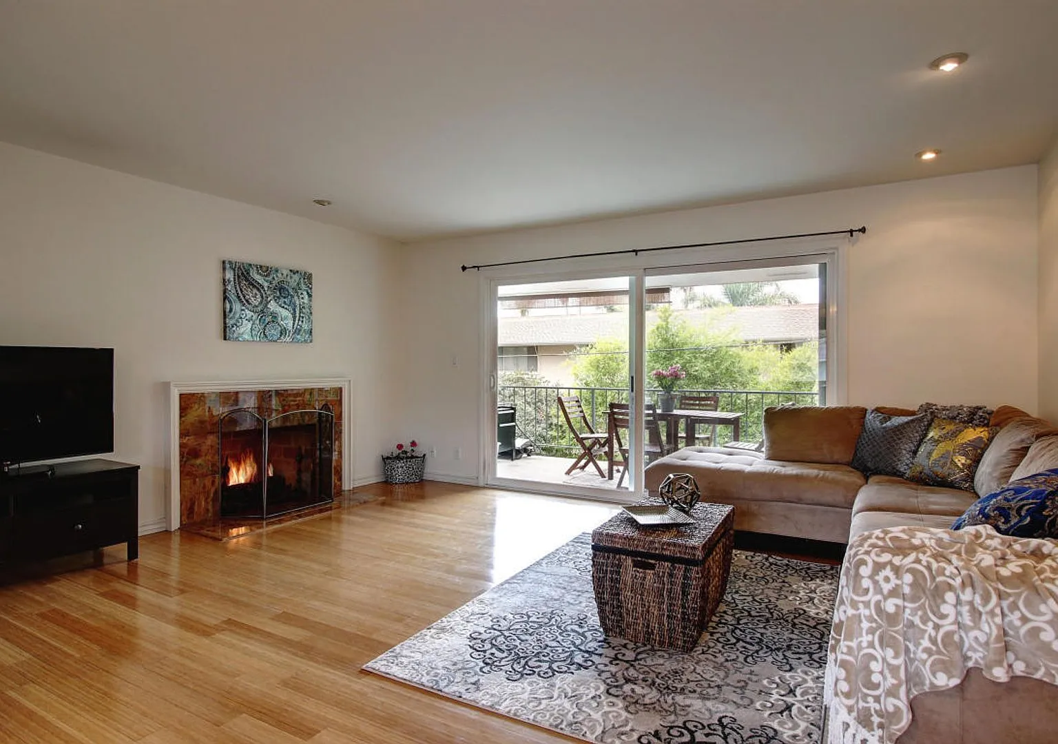 2 Bed / 2 Bath Condo Uptown Santa Barbara - Hardwood floors + Private laundry! — Photo 2