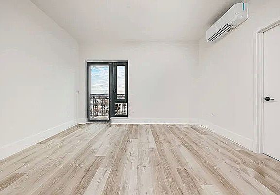 3rd image of 1510 Gates Ave #1006