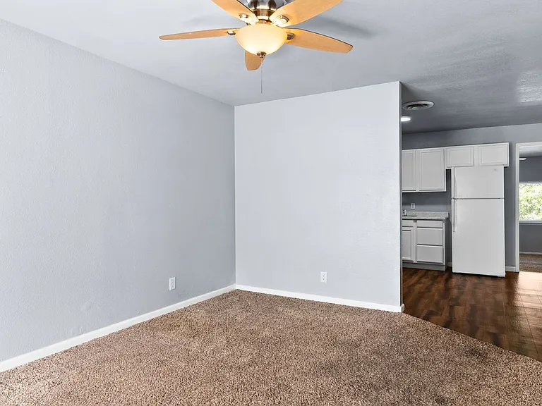 2709 Hillside Dr — Photo 2