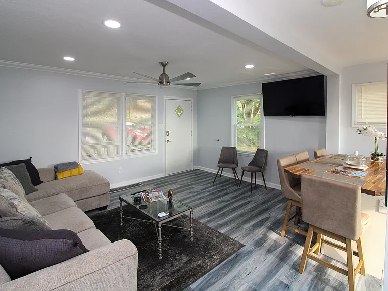 545 College St — Photo 10
