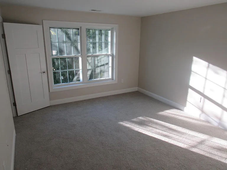 19 Riverside Dr — Photo 22