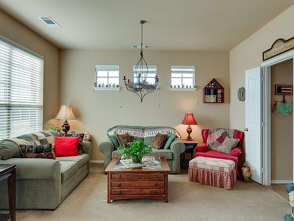 4th image of 536 Crown Oaks Dr