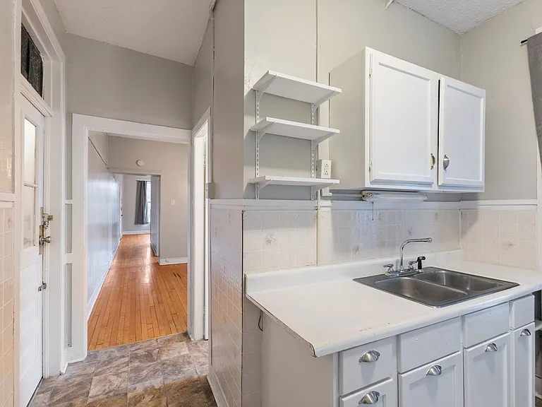 Essex Apartments — Photo 7