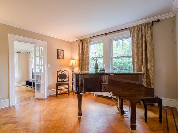3rd image of 382 Woodland Pl