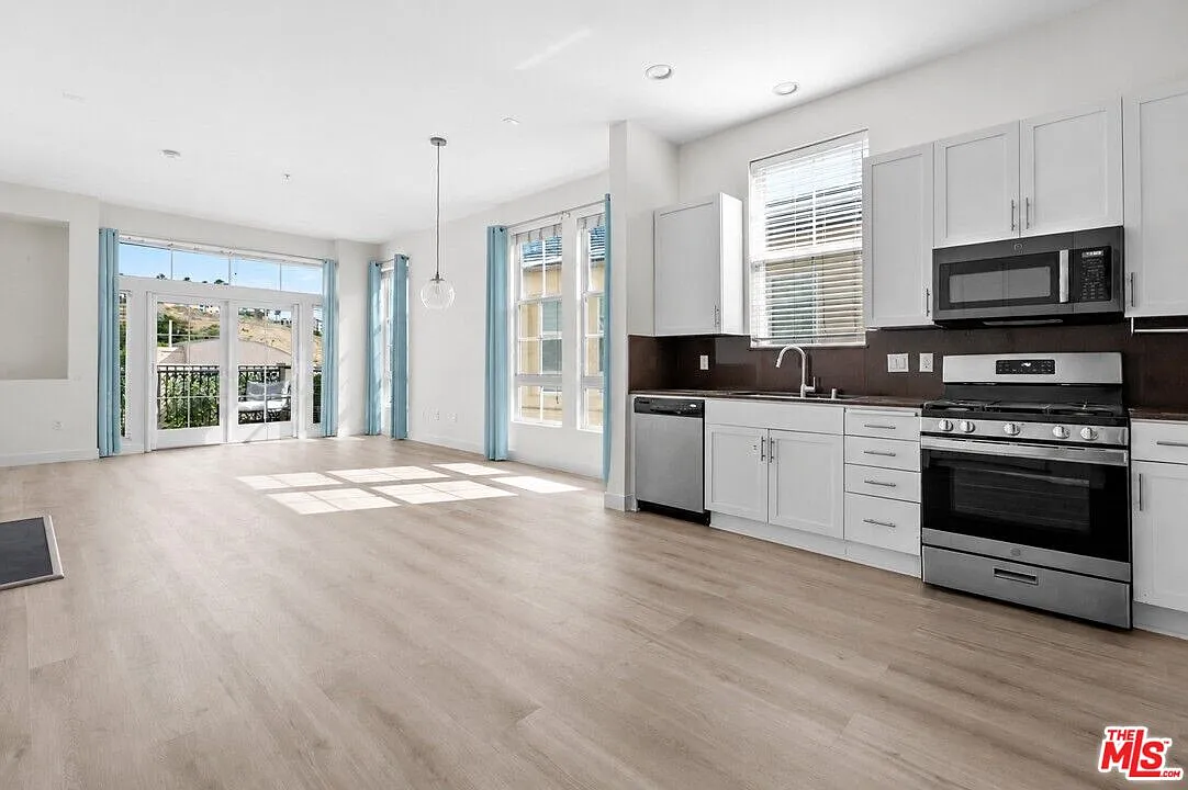 2 bed, 2.0 bath, 1300 sqft, $6,500 — Photo 1