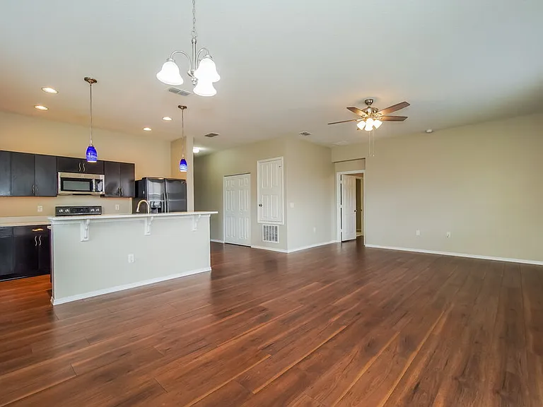 1557 Regent Ct — Photo 6