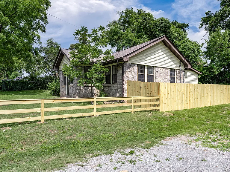 1309 Maxey Ln — Photo 19