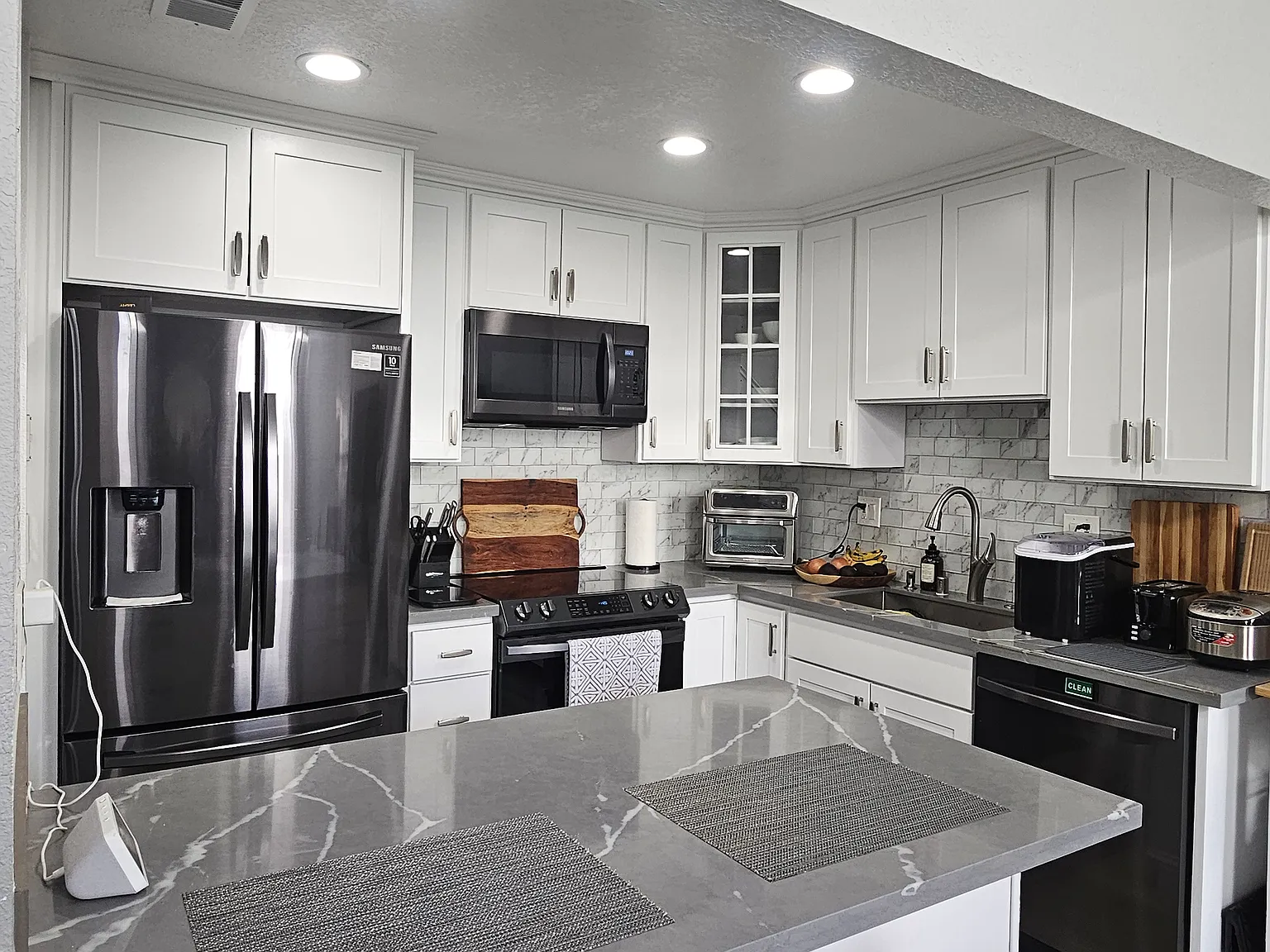 2 bed, 1160 sqft, $2,350 — Photo 2