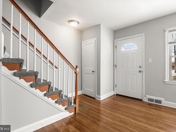 5th image of 1945 Edgewood Rd