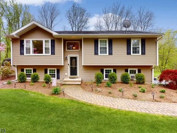 77 Grayrock Rd, Clinton Twp., NJ 08809